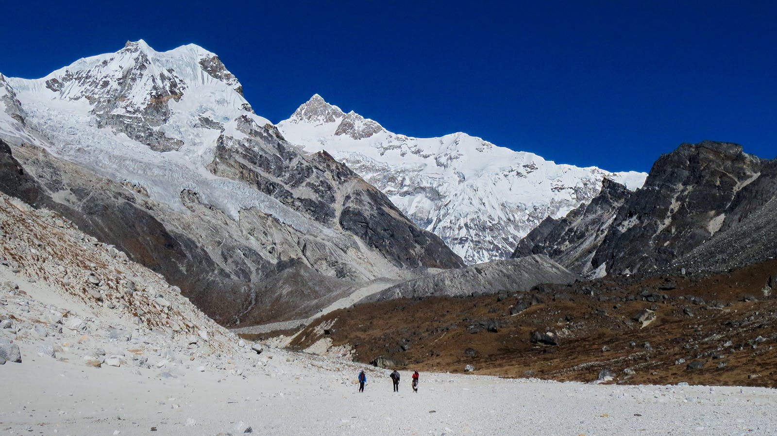 6d4fd71f b23f 4c42 8ba6 38cd218b9735 goechala trek   indiahikes   nikhil agarwal   4 trekkers at zemathang moraine
