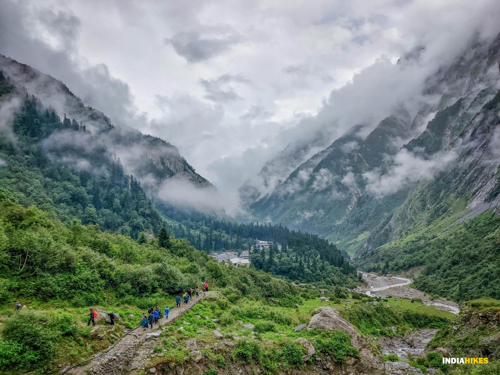 ziipdvpdc1hukub4 valleyofflowers darshankatira august2022 ontrail day2 mountainscloudstreesriver 1 